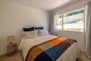 3 عدّة غرف نوم ومكواة/لوح كي وواي فاي وملاءات أسرّة