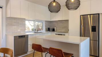 Frigorífico, microondas, horno y placa de cocina