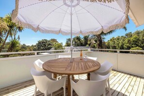 Outdoor dining - Bay Haven – Walk to Palm Beach (Waiheke Island)