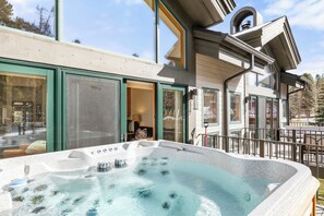 Outdoor spa tub - Private Hot Tub & Garage, Near Main St/Peak 9 (Breckenridge)