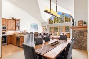 Interior - Private Hot Tub & Garage, Near Main St/Peak 9 (Breckenridge)