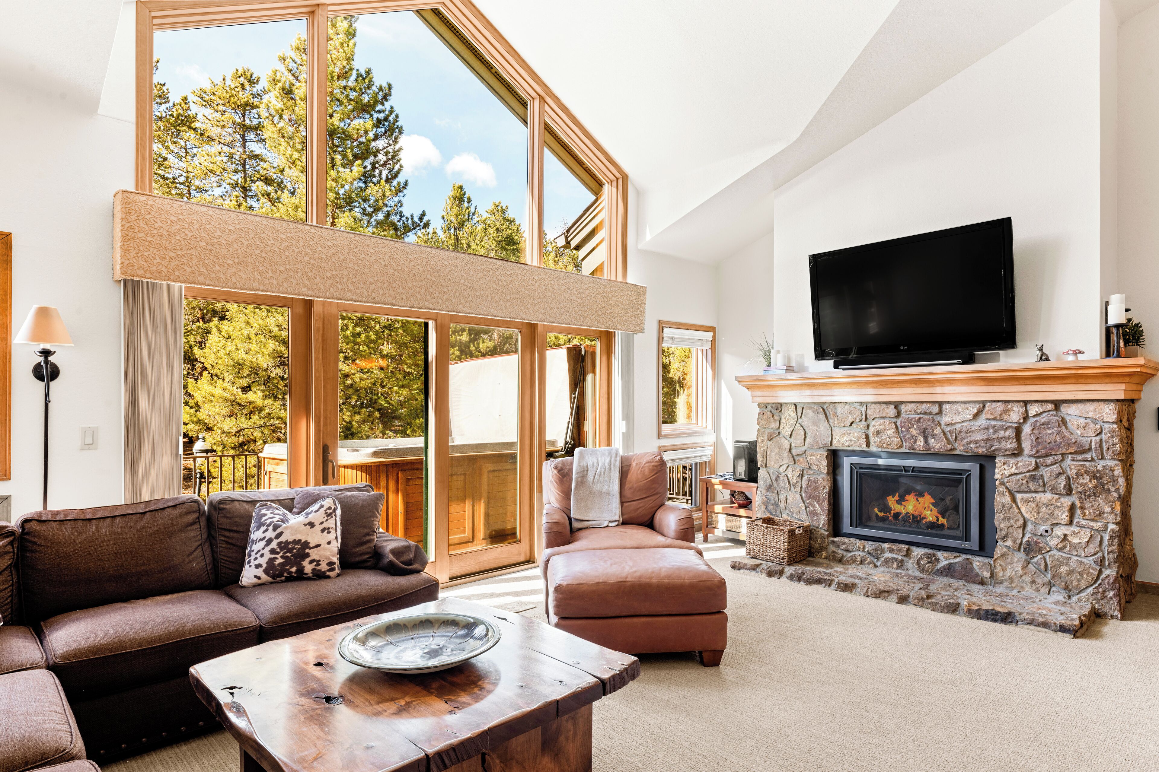 Een smart-tv, een open haard en een dvd-speler