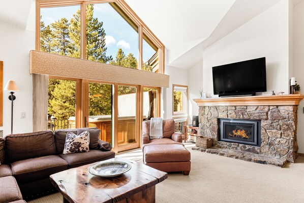 Smart TV, fireplace, DVD player - Private Hot Tub & Garage, Near Main St/Peak 9 (Breckenridge)
