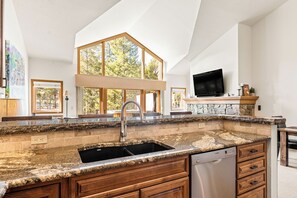 Fridge, microwave, oven, stovetop - Private Hot Tub & Garage, Near Main St/Peak 9 (Breckenridge)