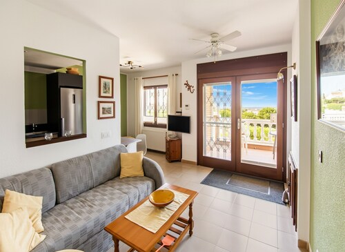 Cozy family house by the beach in Sant Pere Pescador