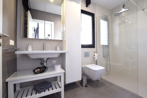 Dusche, Haartrockner, Handtücher
