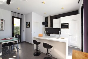 Fridge, microwave, oven, dishwasher - Villa Levante, Modern Costa Blanca villa with pool and sunny terrace (San Fulgencio)