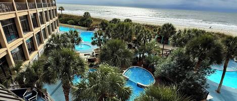Una piscina cubierta, una piscina al aire libre