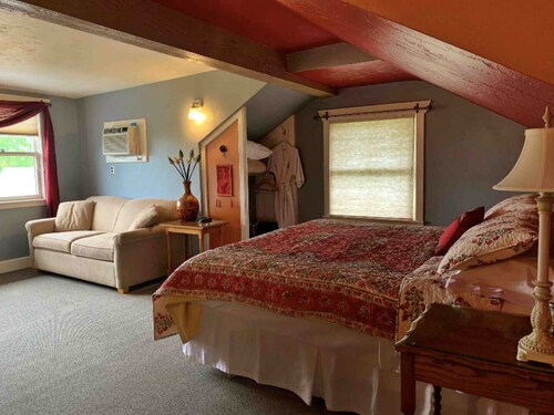 Ashland's Premier Eco-B&B: King Bed Suite with Mountain Views (Aerie)
