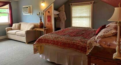 Ashland's Premier Eco-B&B: King Bed Suite with Mountain Views (Aerie)