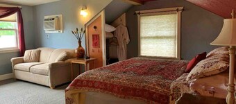 Ashland's Premier Eco-B&B: King Bed Suite with Mountain Views (Aerie)