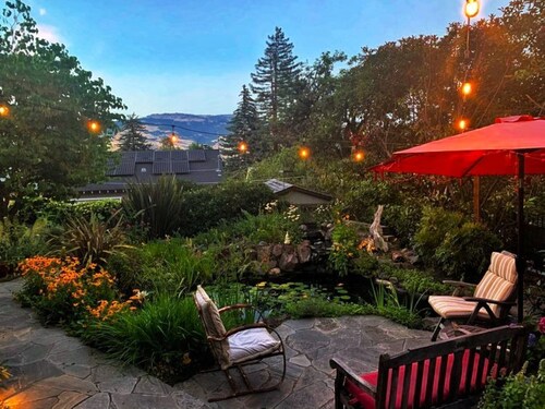 Ashland's Premier Eco-B&B: Queen Bed Suite with Mountain Views (Fleur)