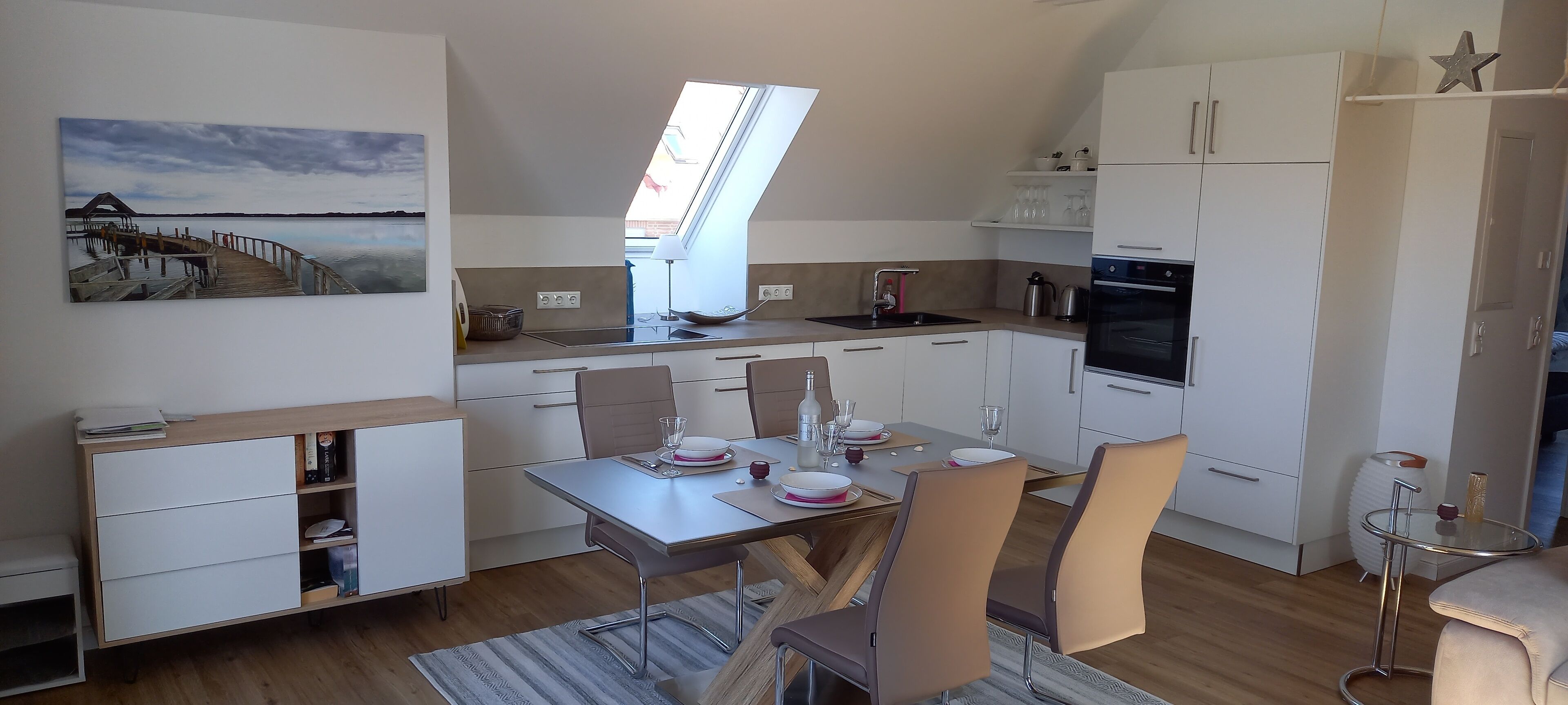 Een microgolfoven, een kookplaat, een vaatwasser