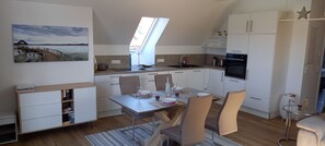 Een microgolfoven, een kookplaat, een vaatwasser