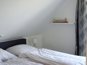 1 slaapkamer, een strijkplank/strijkijzer, wifi, beddengoed