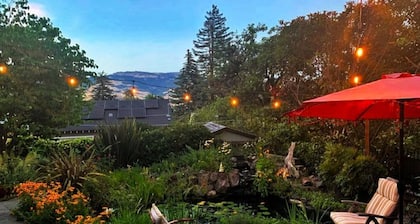 Ashland's Premier Eco-B&B: Queen Bed Room with Garden Views (Maitre)