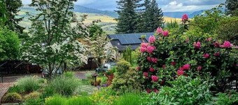 Ashland's Premier Eco-B&B: Queen Bed Room with Garden Views (Maitre)