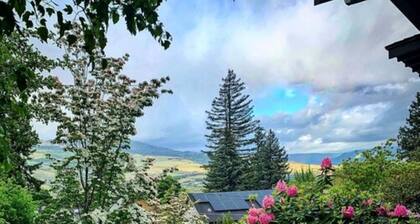 Ashland's Premier Eco-B&B: Queen Bed Room with Garden Views (Maitre)