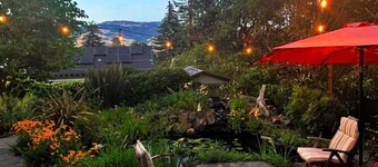 Ashland's Premier Eco-B&B: Dog-friendly King Bed Suite with Separate Entrance (Jardin)