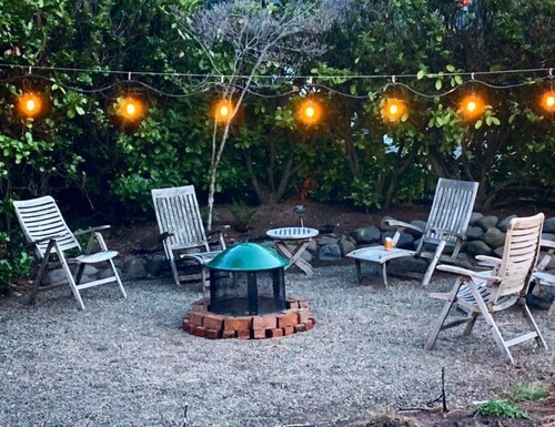 Ashland's Premier Eco-B&B: Dog-friendly Queen Bed Room with Separate Entrance (Pertelote)