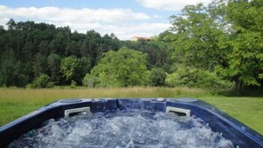 Outdoor spa tub - Le Revendeur charming cottage with private hottub! (Bars)