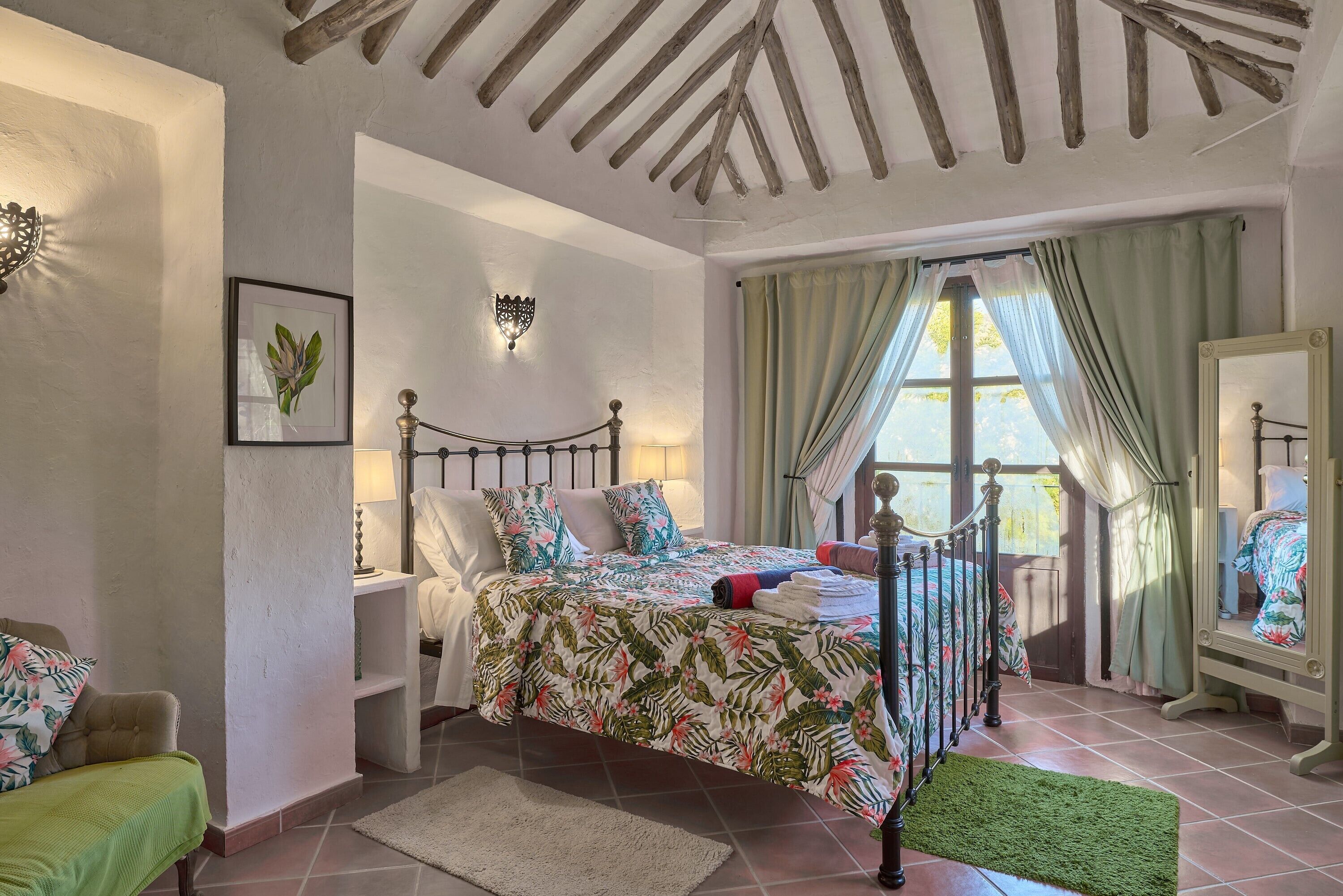 4 bedrooms, iron/ironing board, WiFi, bed sheets