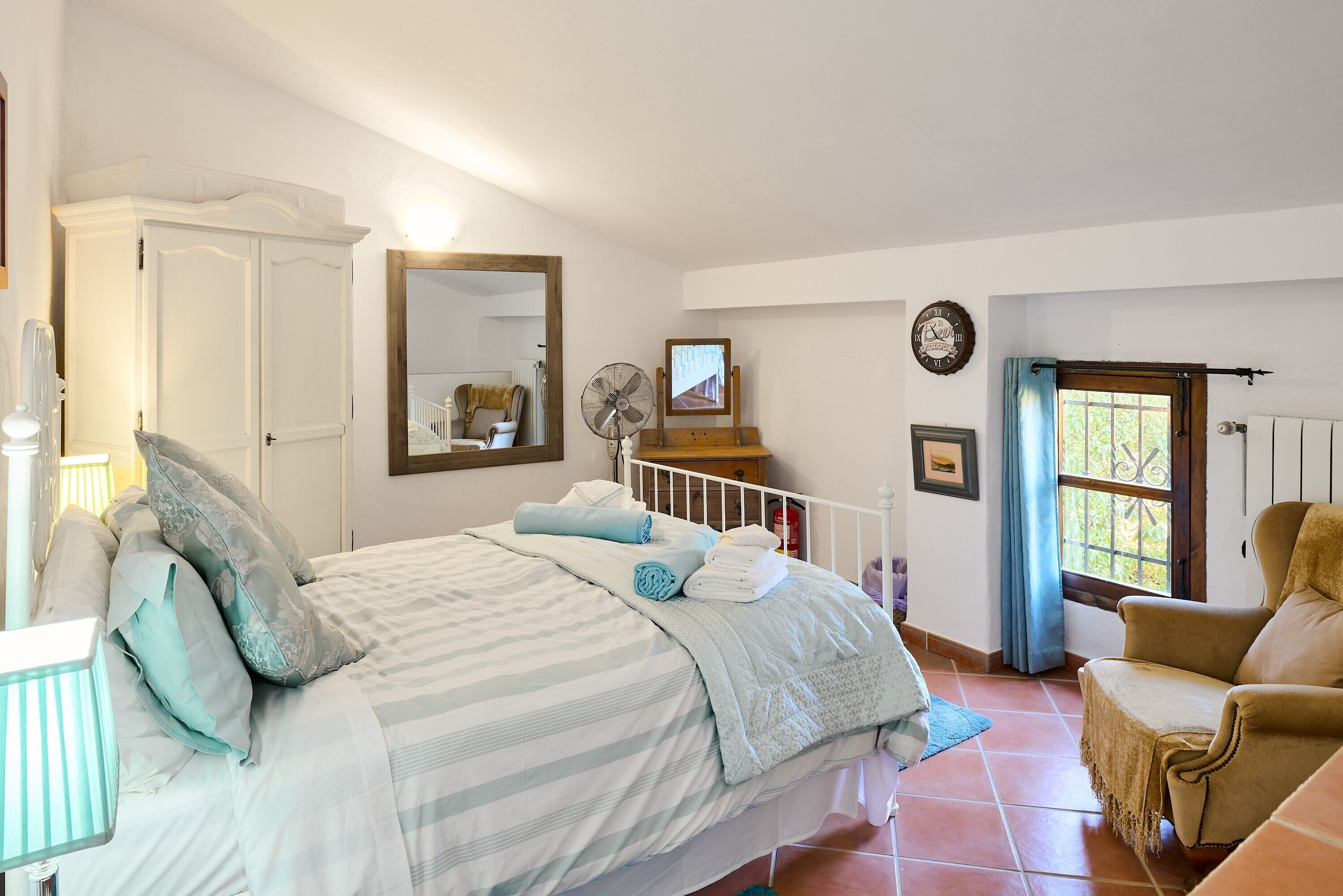 4 habitaciones, tabla de planchar con plancha, wifi y ropa de cama 