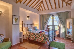 4 chambres, fer et planche à repasser, Wi-Fi, draps fournis