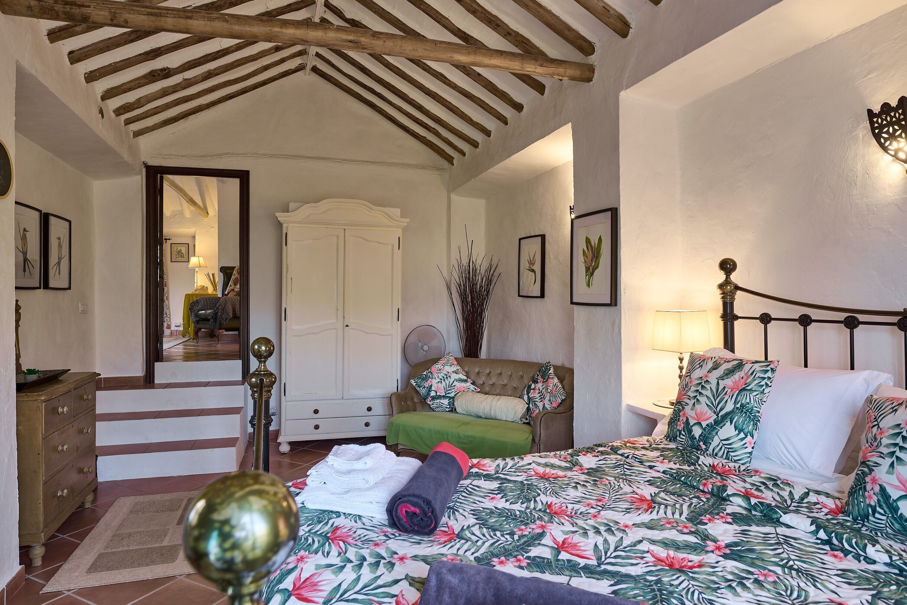 4 habitaciones, tabla de planchar con plancha, wifi y ropa de cama 
