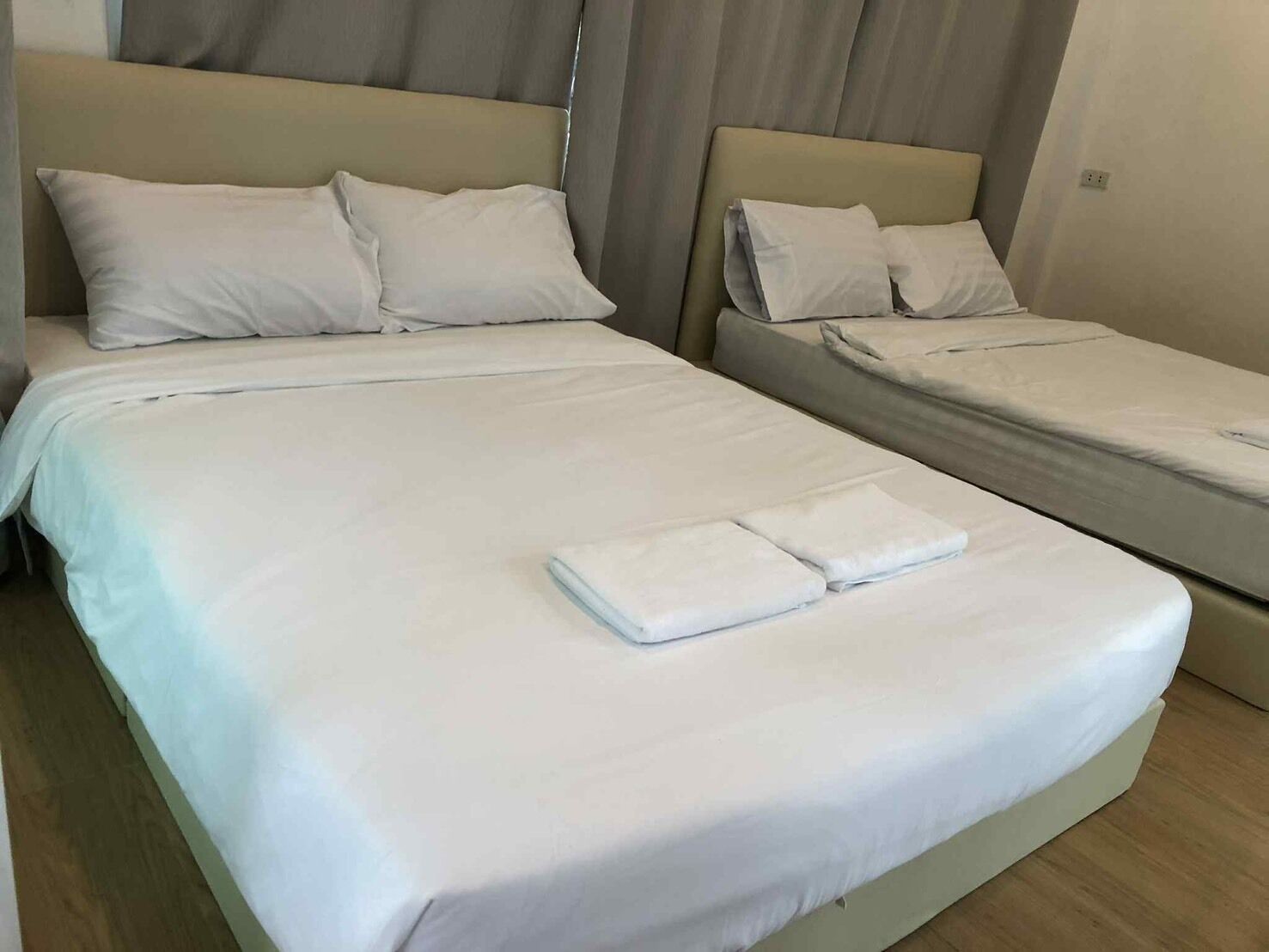 Standaard vierpersoonskamer | Een bureau, gratis wifi, beddengoed