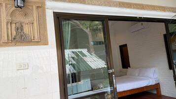 Een bureau, gratis wifi, beddengoed