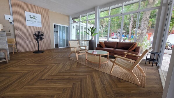 Lobby sitting area - Samed Big Cape Resort (Rayong)