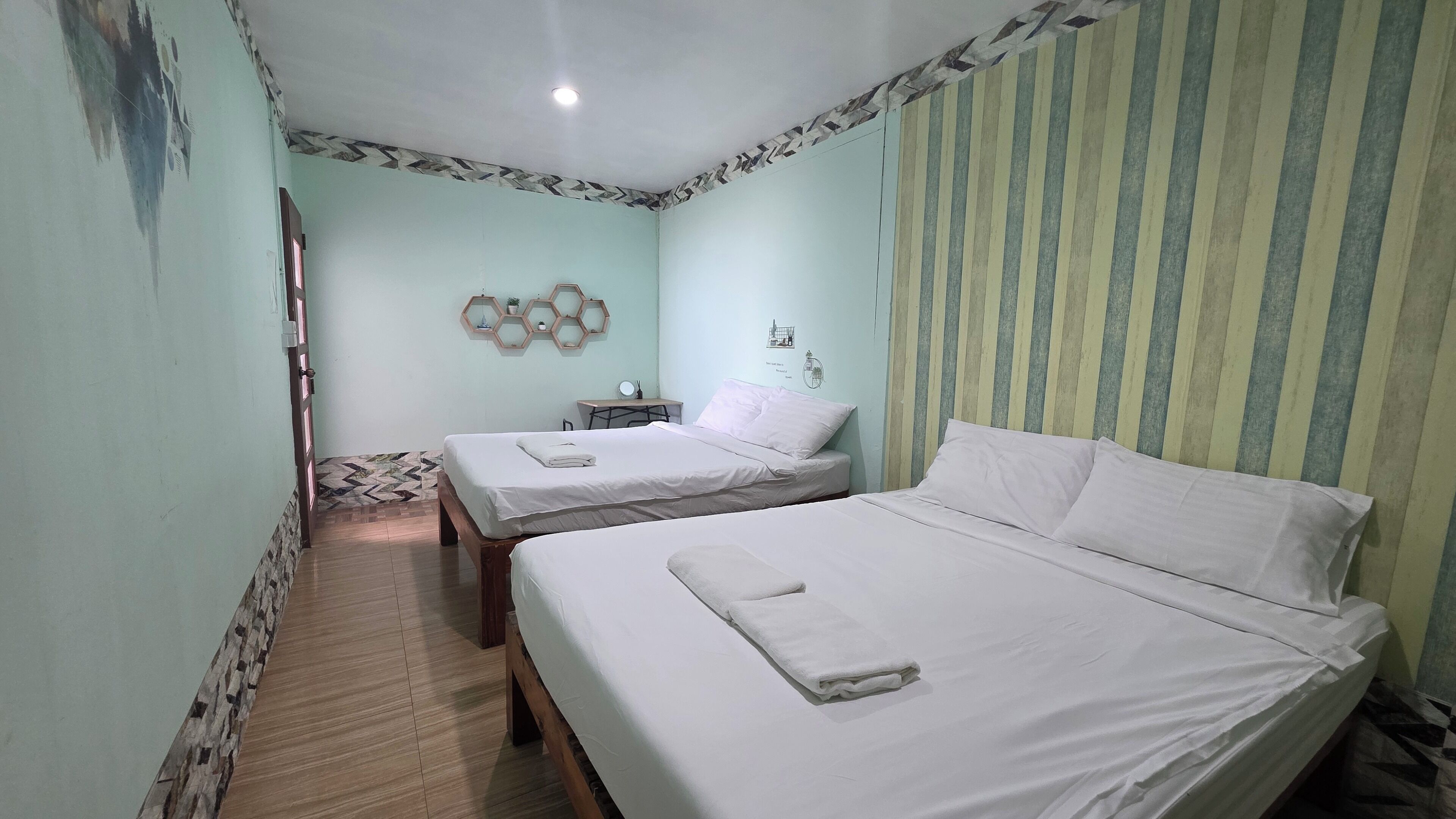 Standaard vierpersoonskamer | Een bureau, gratis wifi, beddengoed