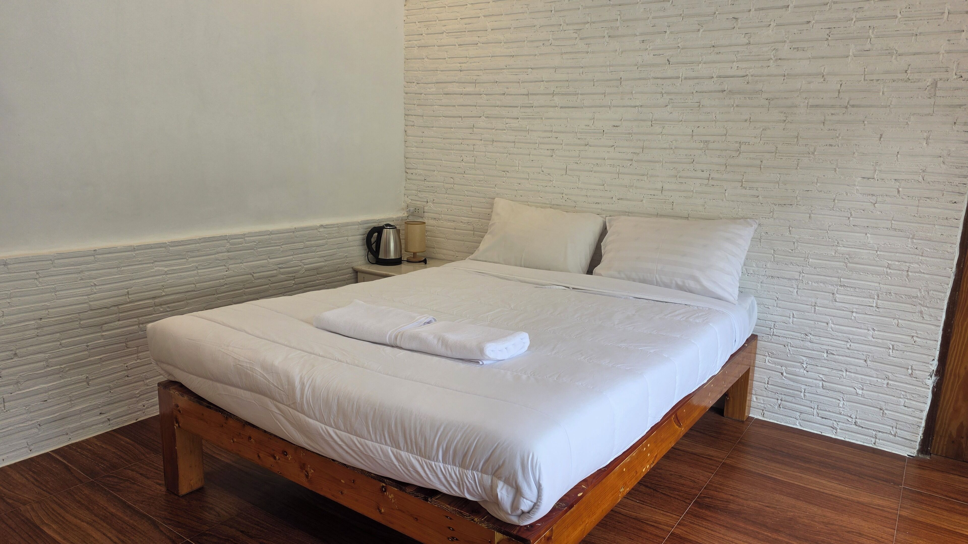 Een bureau, gratis wifi, beddengoed