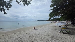 On the beach, white sand, beach bar - Samed Big Cape Resort (Rayong)