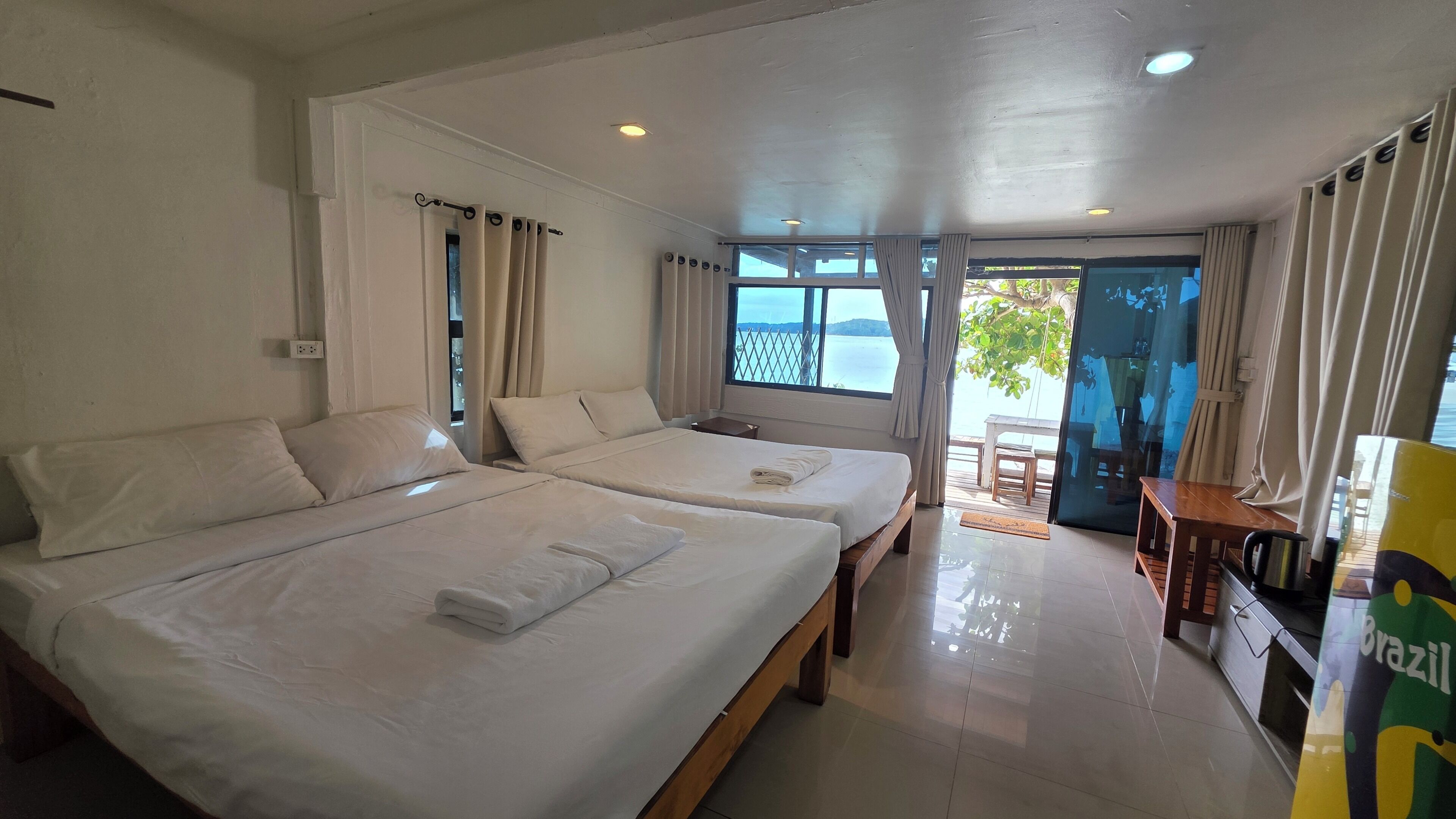 Standaard vierpersoonskamer | Een bureau, gratis wifi, beddengoed