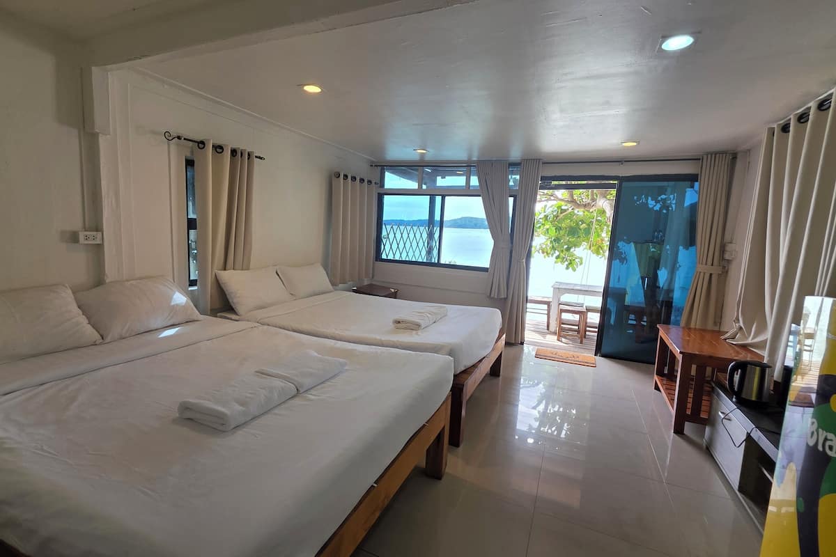 Family Seaview Room 1 | Escritorio, wifi gratis y ropa de cama