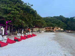 على الشاطئ، رمال بيضاء، بار على الشاطئ