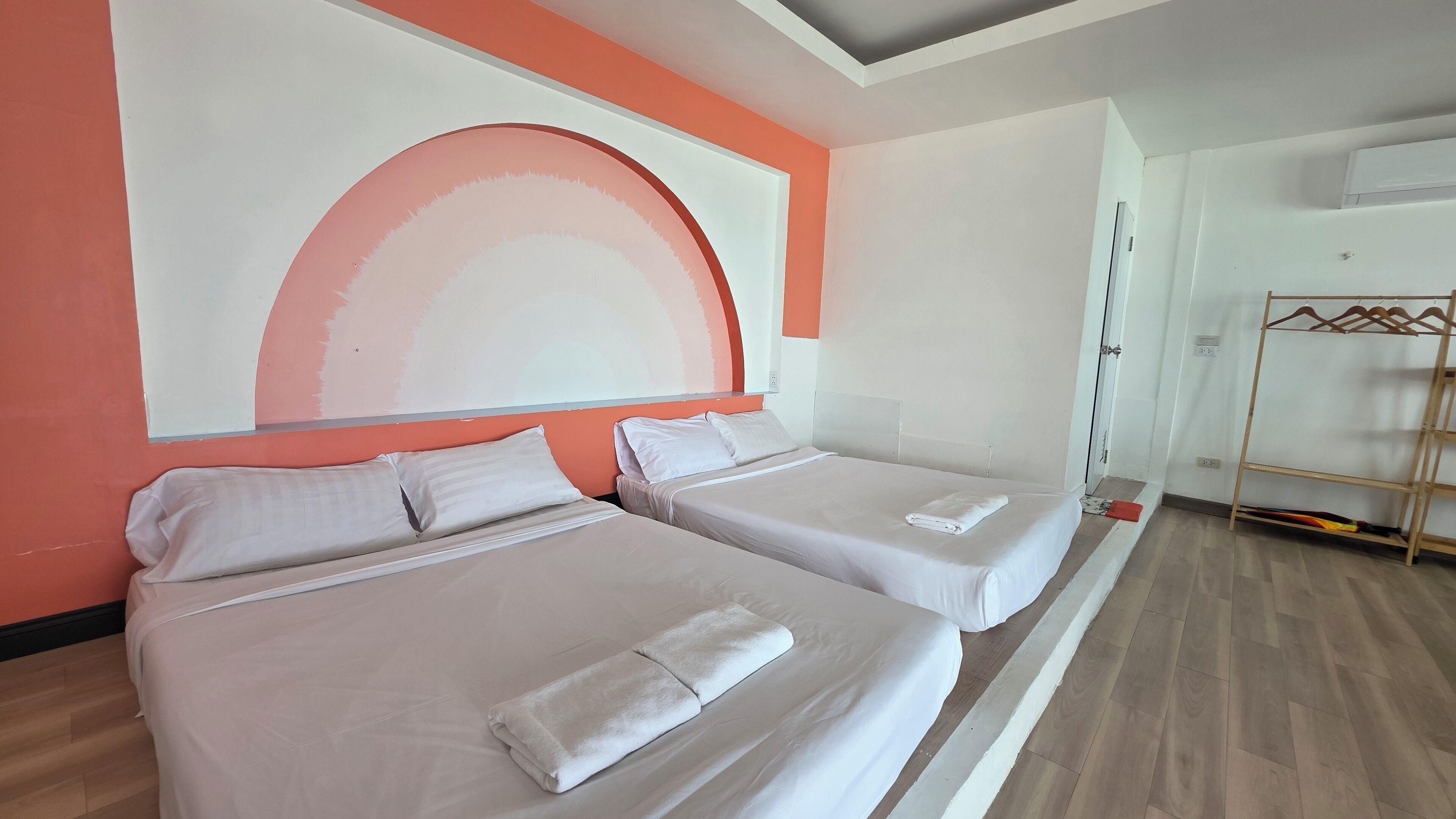 Standaard vierpersoonskamer | Een bureau, gratis wifi, beddengoed