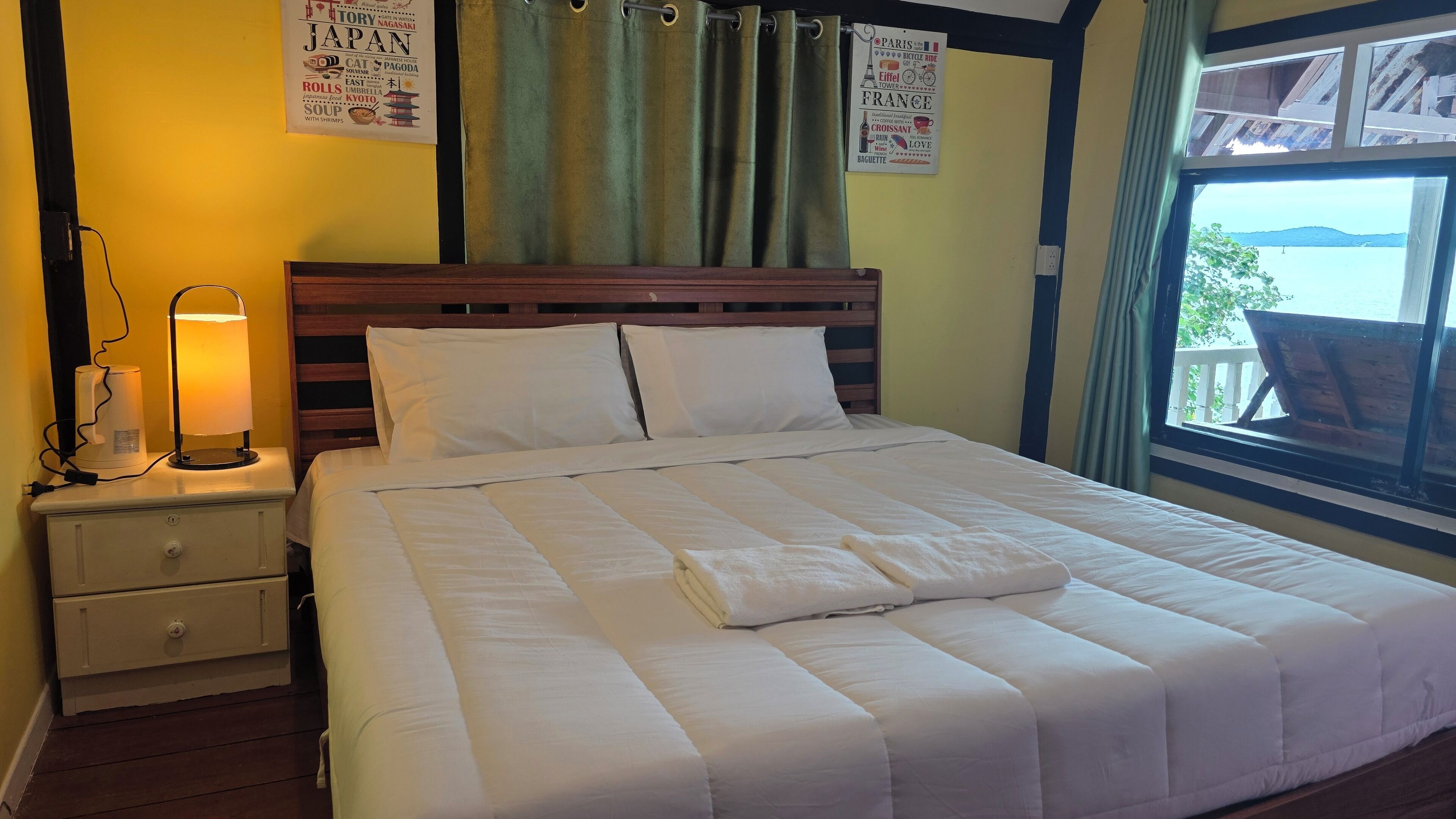 Standaard kamer | Een bureau, gratis wifi, beddengoed