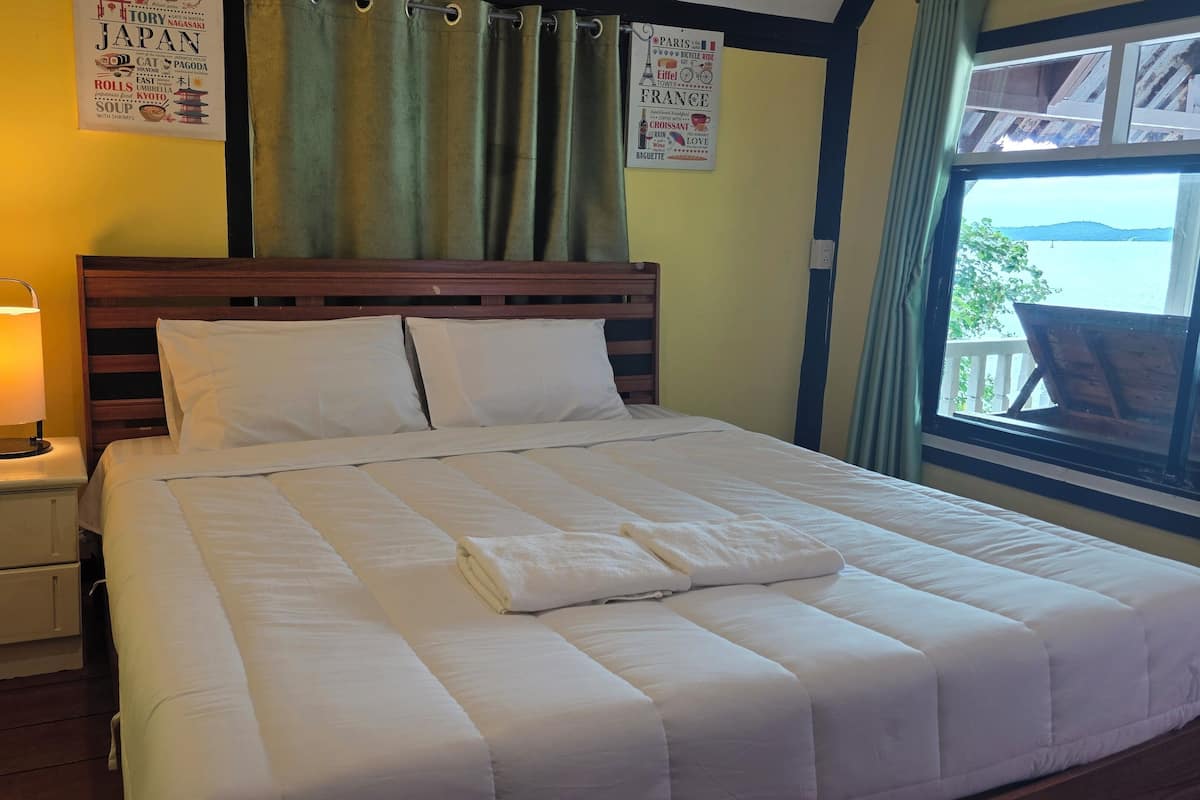 Standard Seaview Room | Escritorio, wifi gratis y ropa de cama