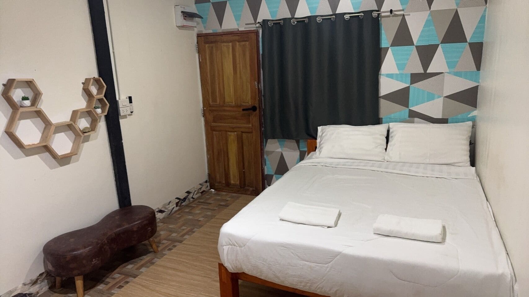 Standaard kamer | Een bureau, gratis wifi, beddengoed