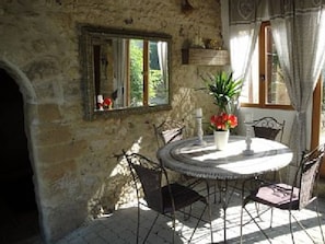 Dining - Charming cosy cottage with use of hot tub! (Bars)