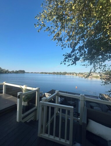 Luxury lakeside lodge with hot tub and sunset views. Pet friendly, 3 bedrooms