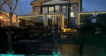 Luxury lakeside lodge with hot tub and sunset views. Pet friendly, 3 bedrooms