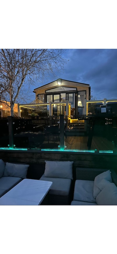 Luxury lakeside lodge with hot tub and sunset views. Pet friendly, 3 bedrooms