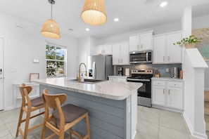 Fridge, microwave, oven, stovetop - Boho Townhome in Alderman Park (Jacksonville)