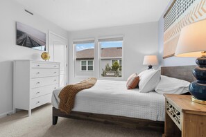 2 bedrooms, iron/ironing board, free WiFi, bed sheets - Boho Townhome in Alderman Park (Jacksonville)