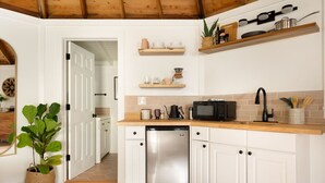 Wasserkocher mit Kaffee-/Teezubehör, Kühlschrank, Mikrowelle, Herdplatte