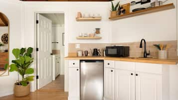 Kylskåp, mikrovågsugn, spishäll och kaffe- och tebryggare